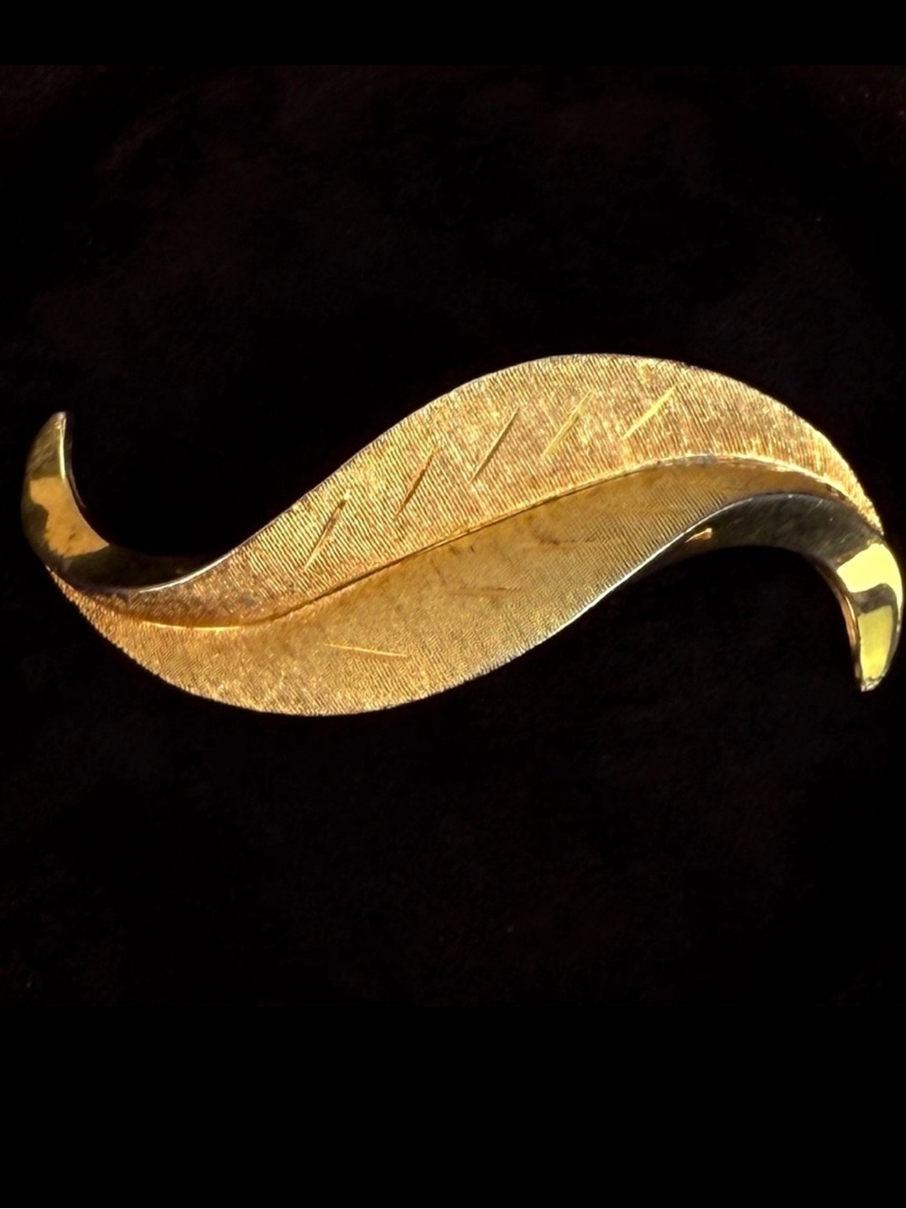 Vintage Kramer aged goldtone etched Leaf Brooch